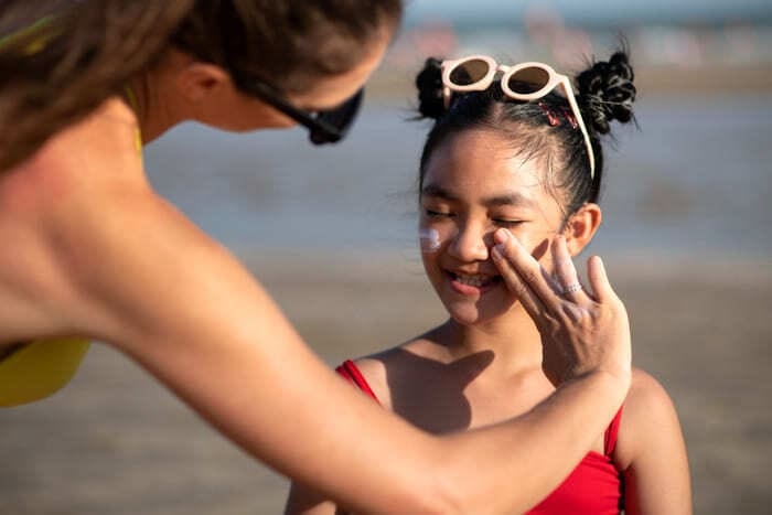 Apakah Sunscreen Bisa Memutihkan Wajah Secara Permanen? Inilah Penjelasan Pakar yang Akurat