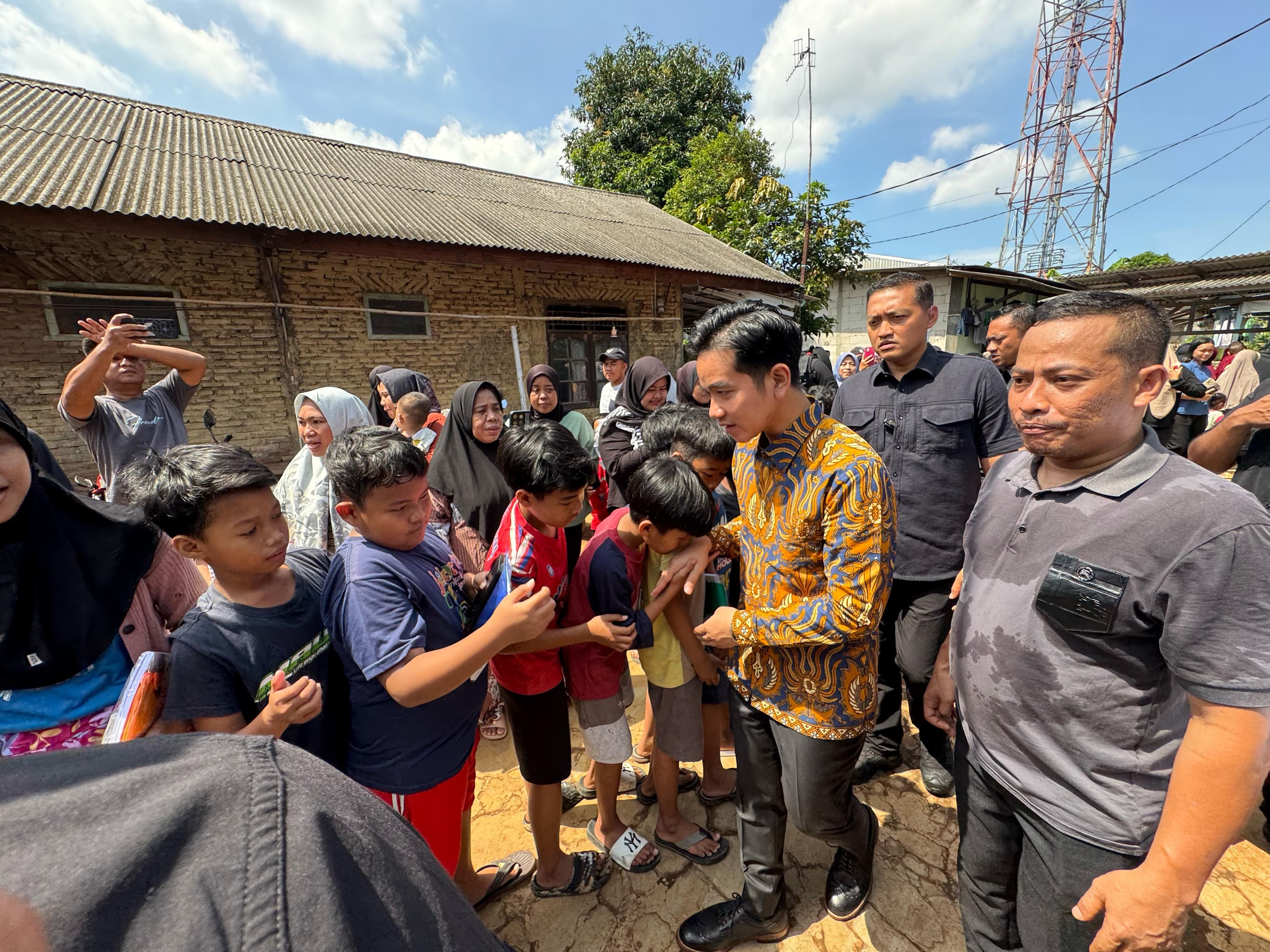 Momen Lebaran, Gibran Bagikan 100 Paket Sembako hingga Ajak Anak Yatim Belanja Buku