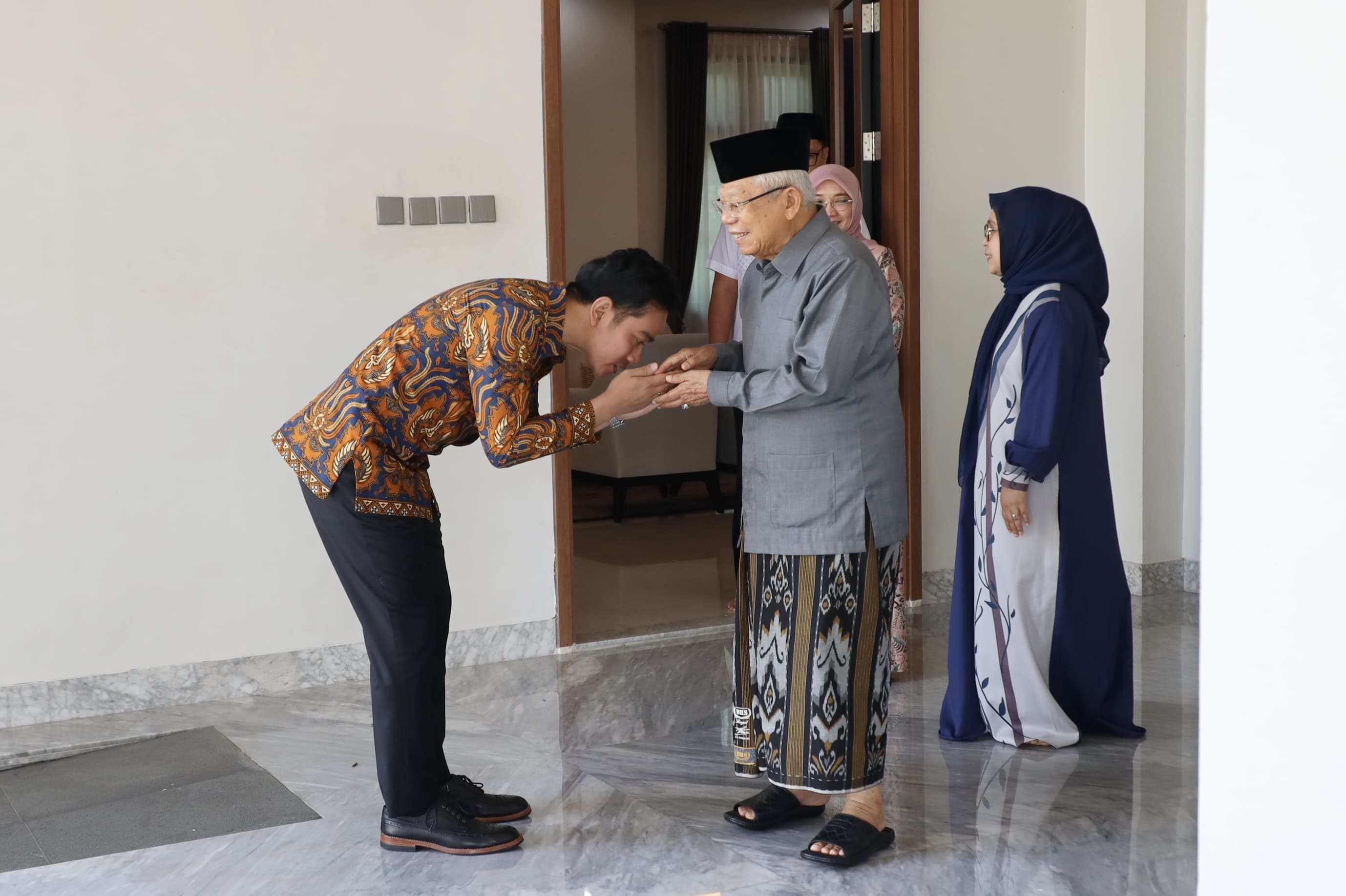 Silaturahmi Lebaran, Gibran Sungkem ke Mantan Wapres Ma'ruf Amin