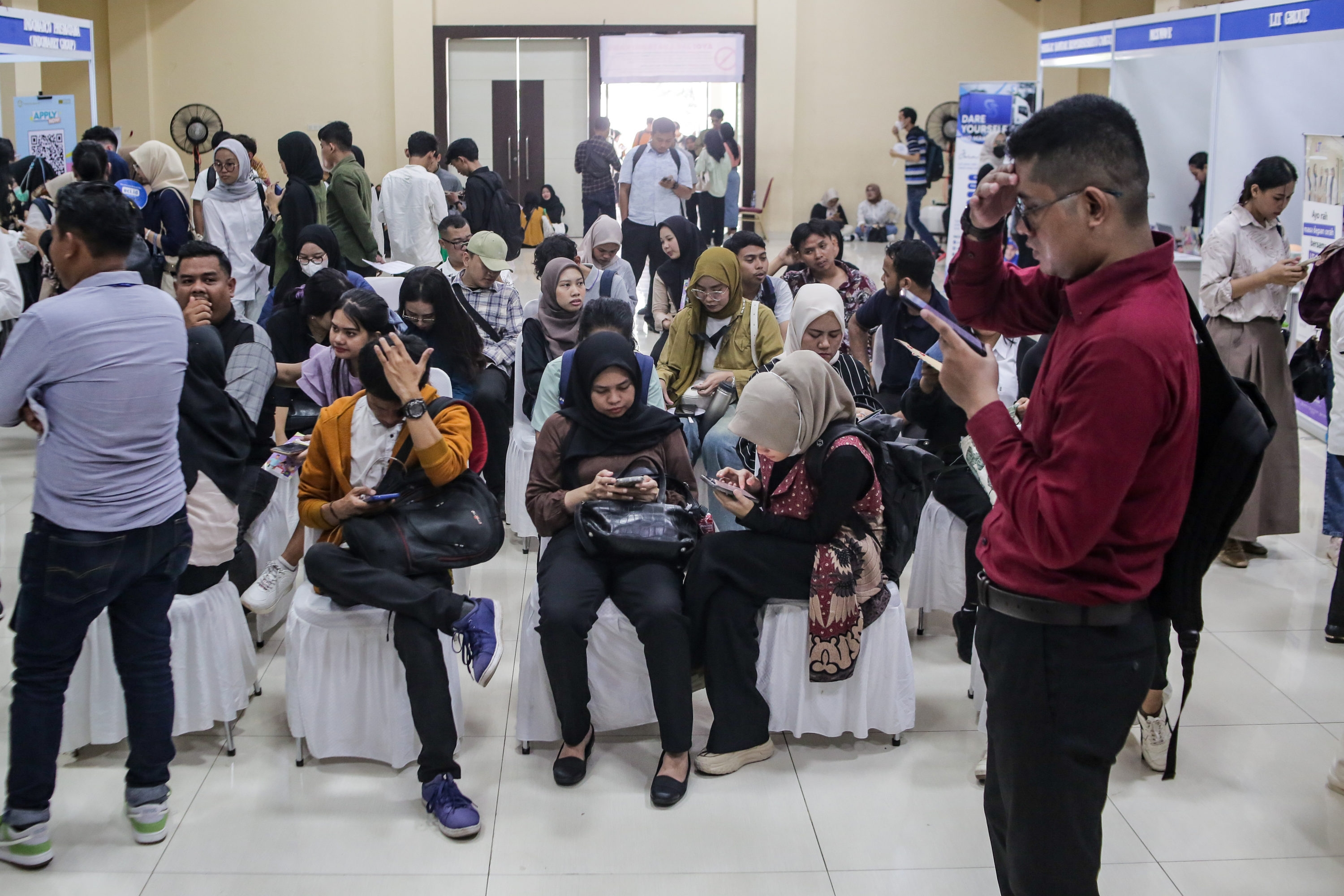 Polemik Syarat Usia Kerja