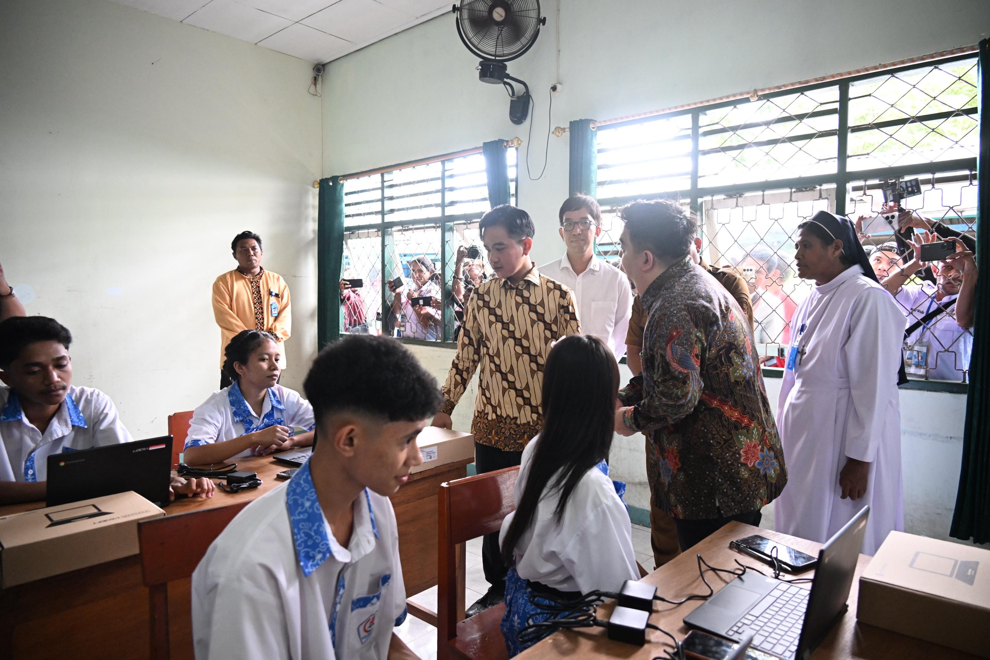 Tingkatkan Mutu Pendidikan, Gibran Bagikan Perlengkapan Sekolah di SMAS Bhaktyarsa NTT
