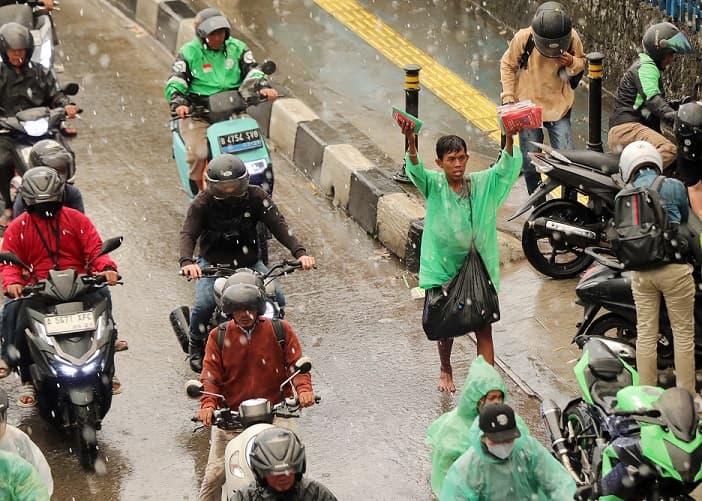 Cuaca Hari Ini: Hujan Sedang hingga Lebat Berpotensi Mengguyur di 35 Provinsi