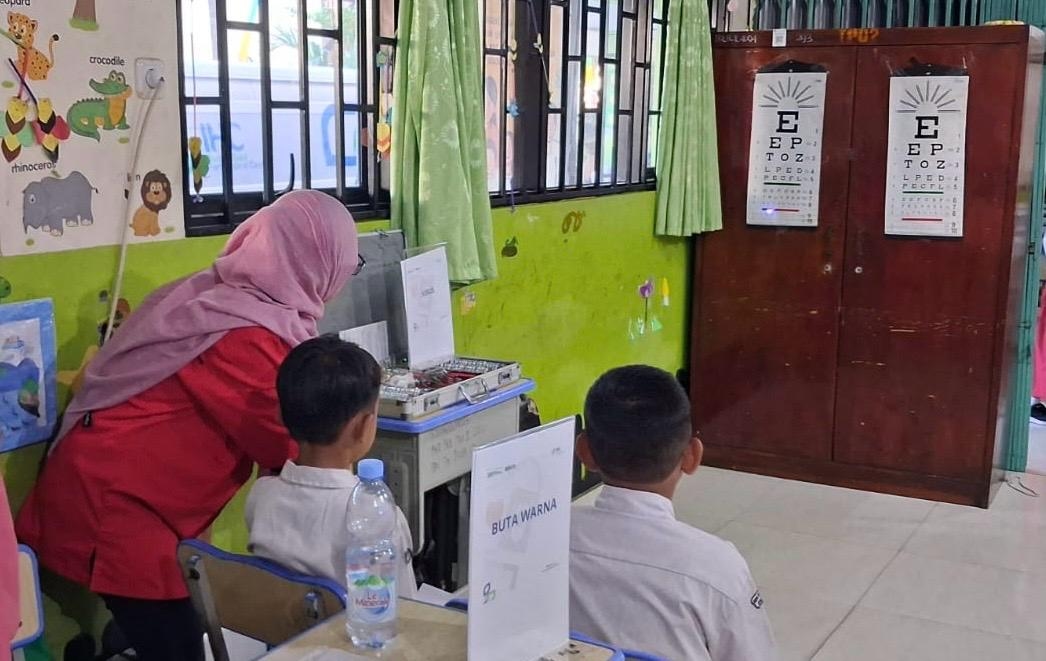 Program Pelindo Sehat Fasilitasi Pemeriksaan Mata dan Pemberian Kacamata Gratis bagi 600 Siswa di Jakut