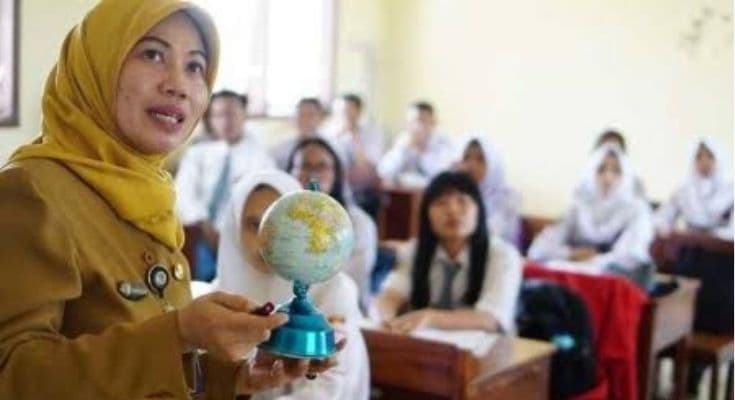 Sebagai Seorang Guru, Bagaimana Strategi Terbaik dalam Menerapkan Pendidikan Karakter dalam Kurikulum Sekolah?