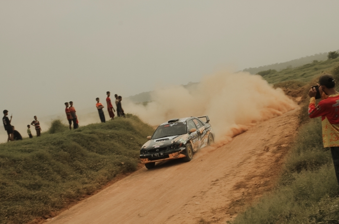 Pebalap Dewa United Motorsport X MSRT Berjuang Tembus 10 Besar Rally Sumatera Utara