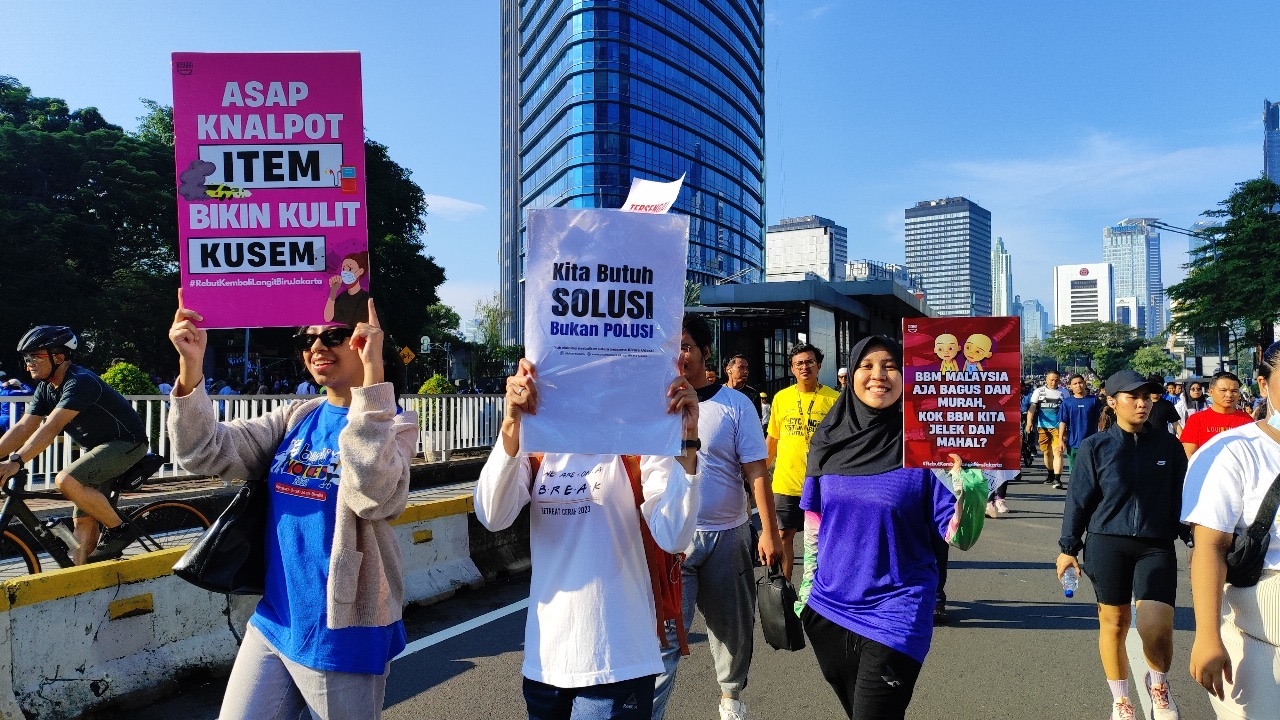 Ibu-ibu Turun ke Jalan Tuntut BBM Bersih: Anak-Anak Butuh Udara Sehat, Bukan Asap Knalpot