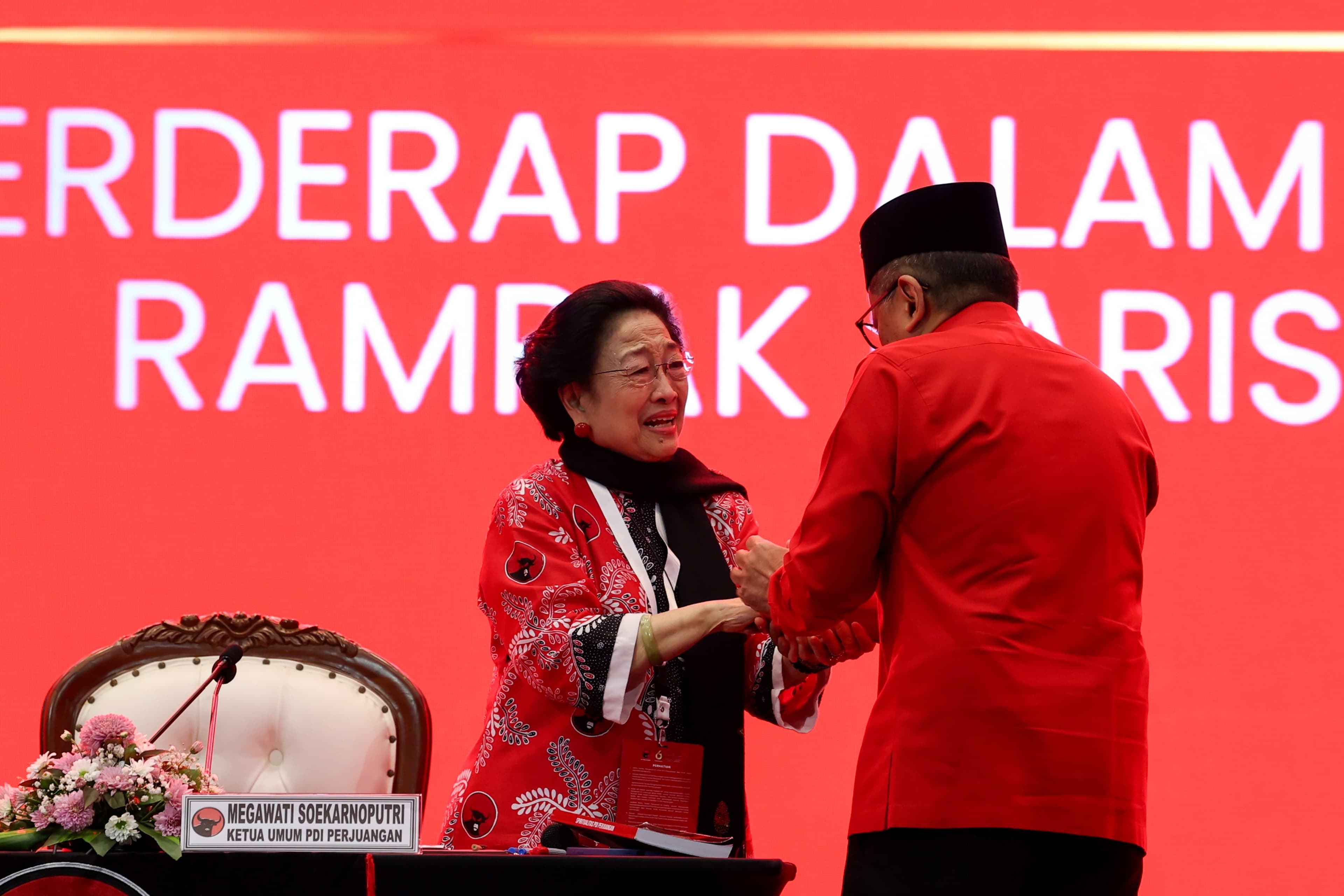 Tangis Haru Megawati Peluk Hasto di Penutupan Kongres PDIP