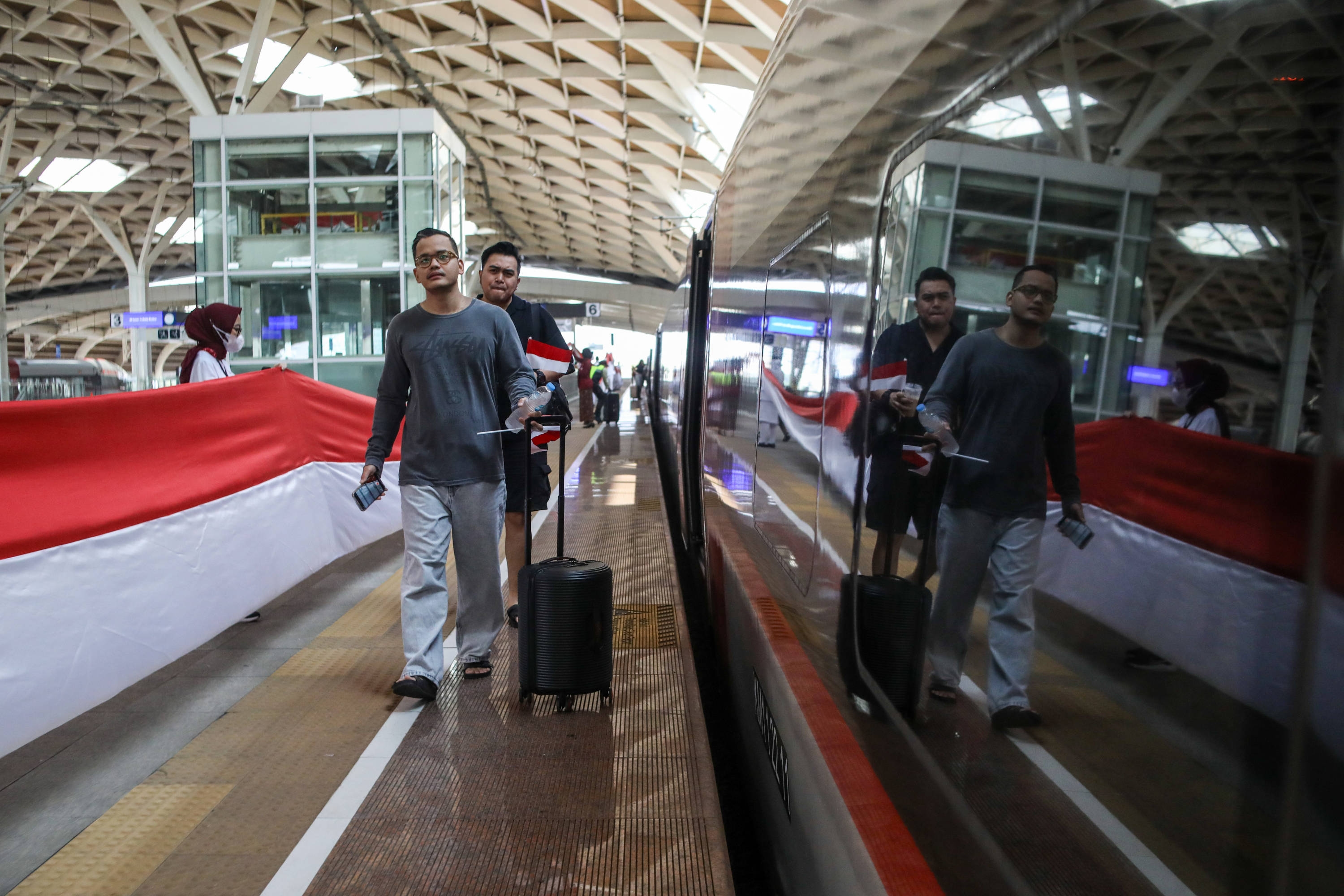 Proyek Kereta Cepat Masih Rugi, Risiko Fiskal Mengintai Negara