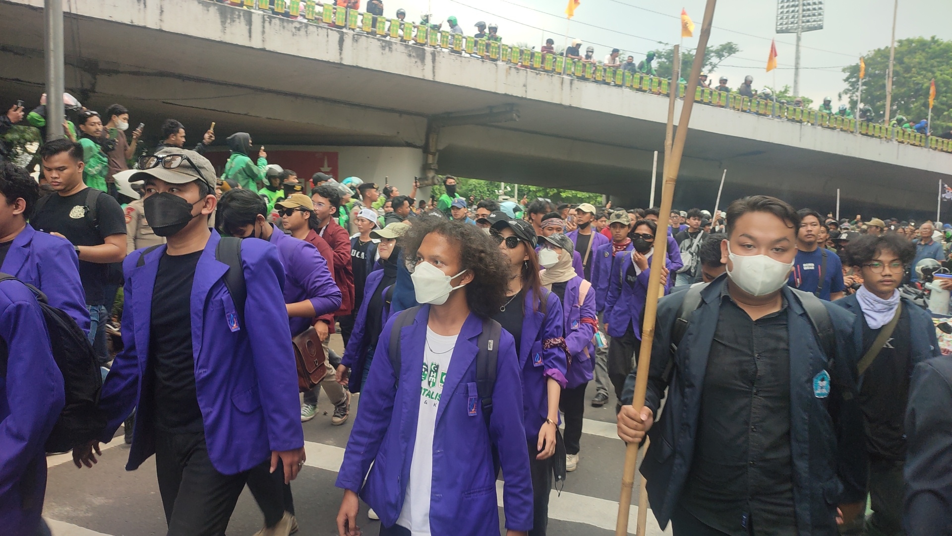 Ratusan Mahasiswa Tiba di Gedung DPR, Suara Baru di Tengah Aksi Buruh