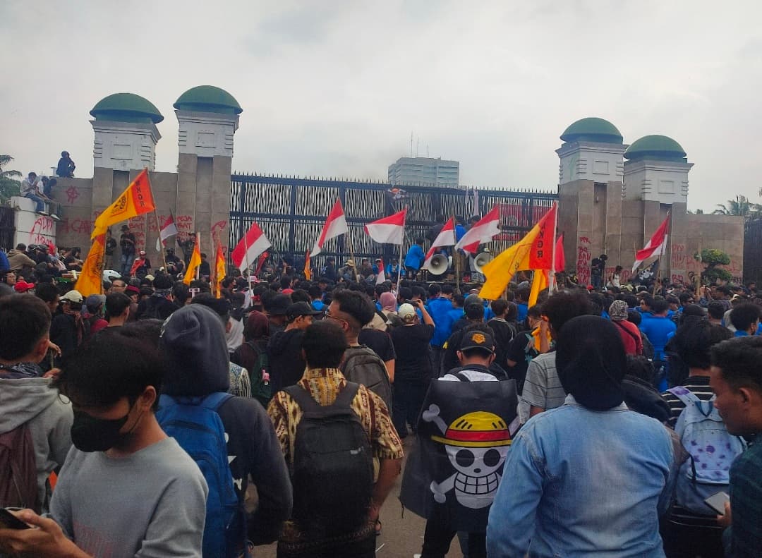 Mahasiswa Kepung DPR, Tolak Rumah Dinas DPR hingga Tuntut Janji Lapangan Kerja