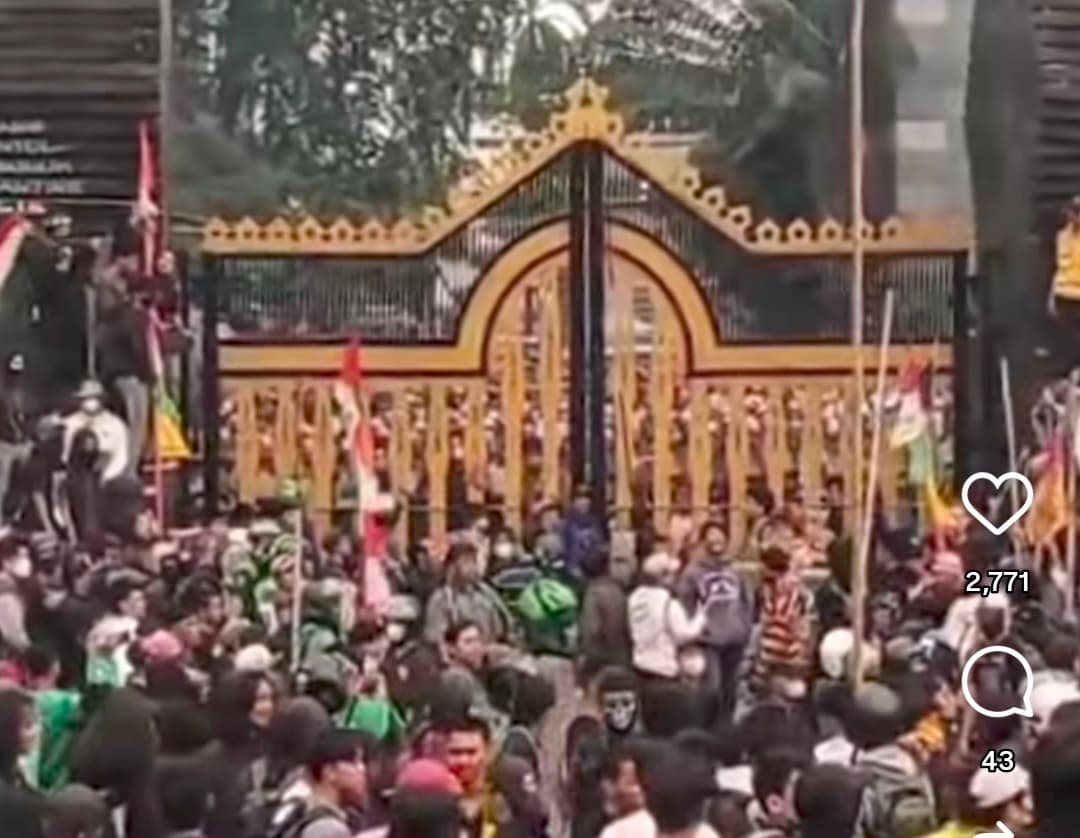 Tuntut Keadilan untuk Affan, Massa Aksi Jebol Dua Pintu Utama Polda Metro Jaya