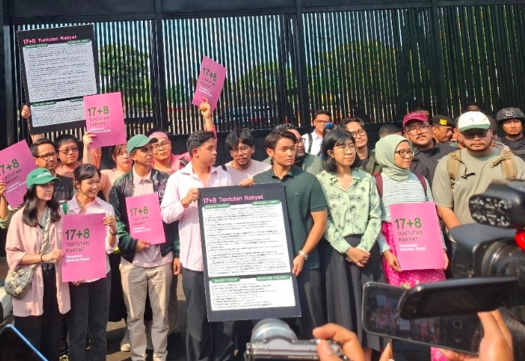 Aliansi Masyarakat Sipil dan Influencer Serahkan 17+8 Tuntutan Rakyat ke DPR