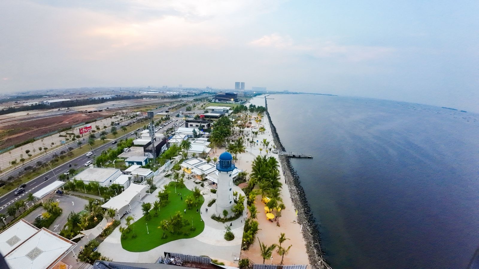 Land’s End PIK2 Suguhkan Sunset Romantis dan Beach Padel Seru di Long Weekend