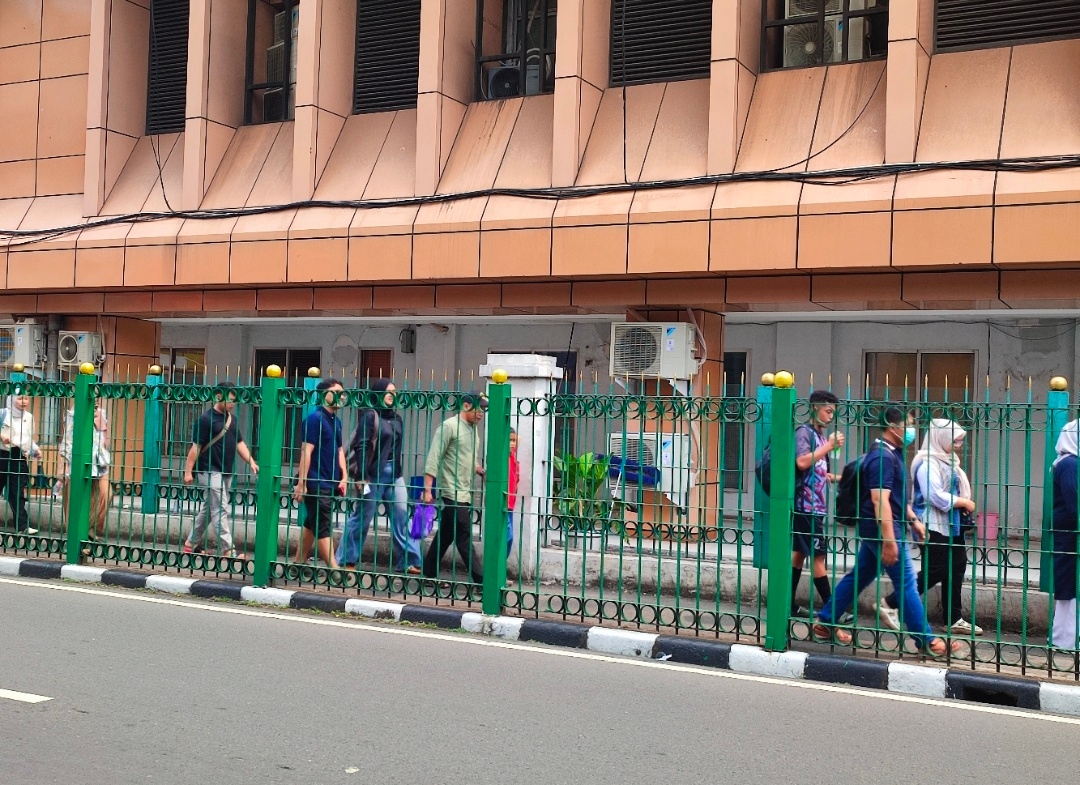 Pengguna KRL Protes Pembukaan Pagar Stasiun Cikini Tak Kunjung Terwujud