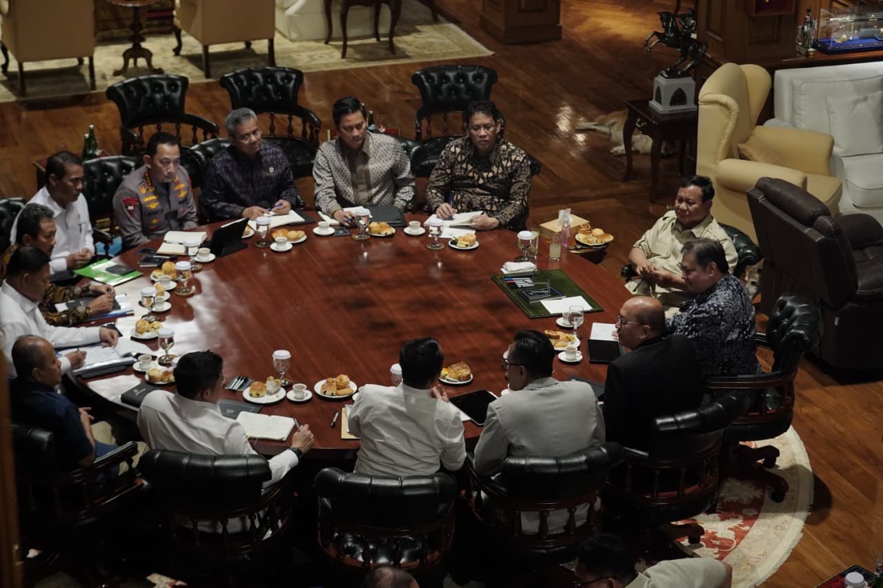 Prabowo Pimpin Ratas Bahas Prototipe Listrik Pedesaan Tenaga Surya hingga Giant Sea Wall