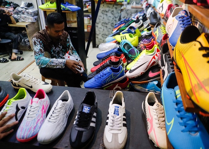 5 Cara Paling Ampuh Hilangkan Bau Sepatu