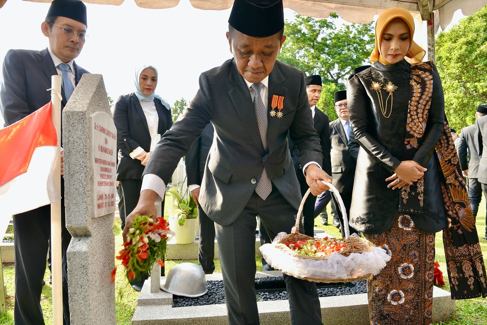 Peringati 80 Tahun Pertambangan dan Energi, Menteri ESDM Pimpin Tabur Bunga di Kalibata