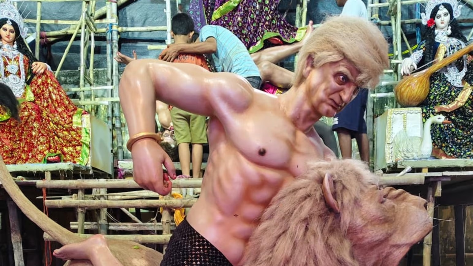 Patung Donald Trump Digambarkan Sebagai Iblis di Festival Durga Puja India