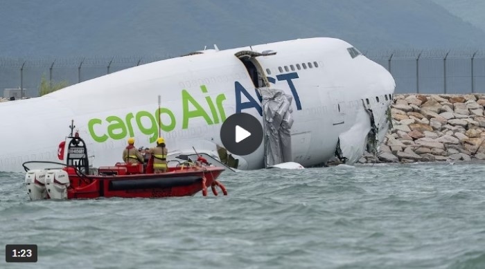 Pesawat Kargo Tergelincir Jatuh ke Laut, Dua Petugas Keamanan Tewas