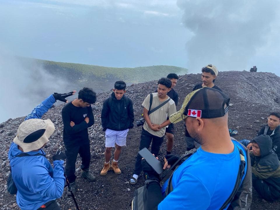 Sinergi Industri dan Akademisi, NHM Ajak Mahasiswa UNKHAIR Eksplorasi Geologi Gunung Gamalama
