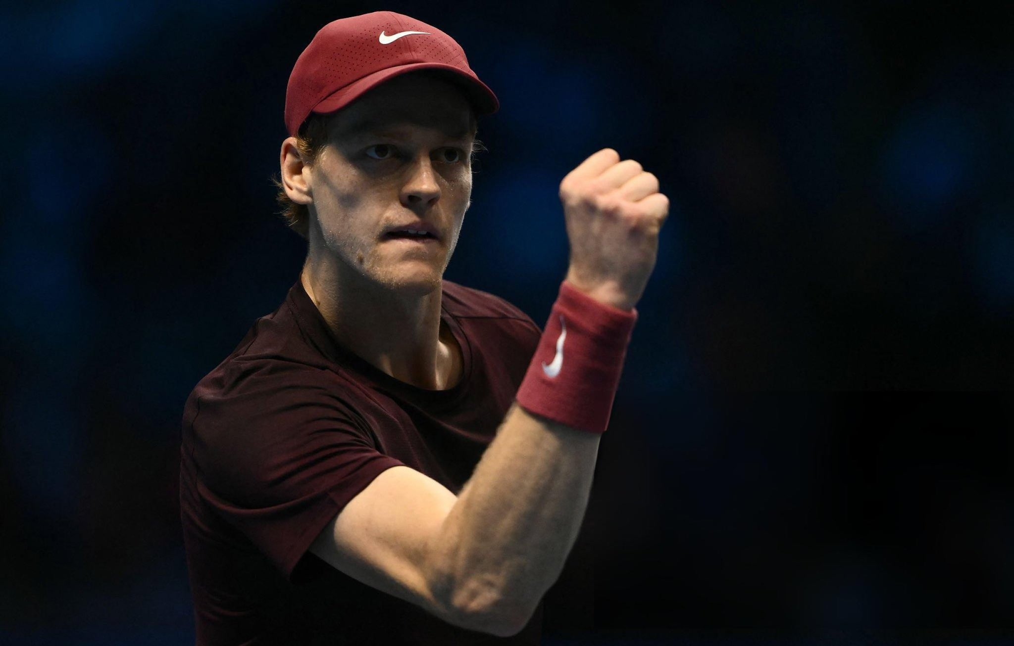 Final ATP: Jannik Sinner Perkasa di Kandang, Pastikan Semifinal Usai Singkirkan Alexander Zverev