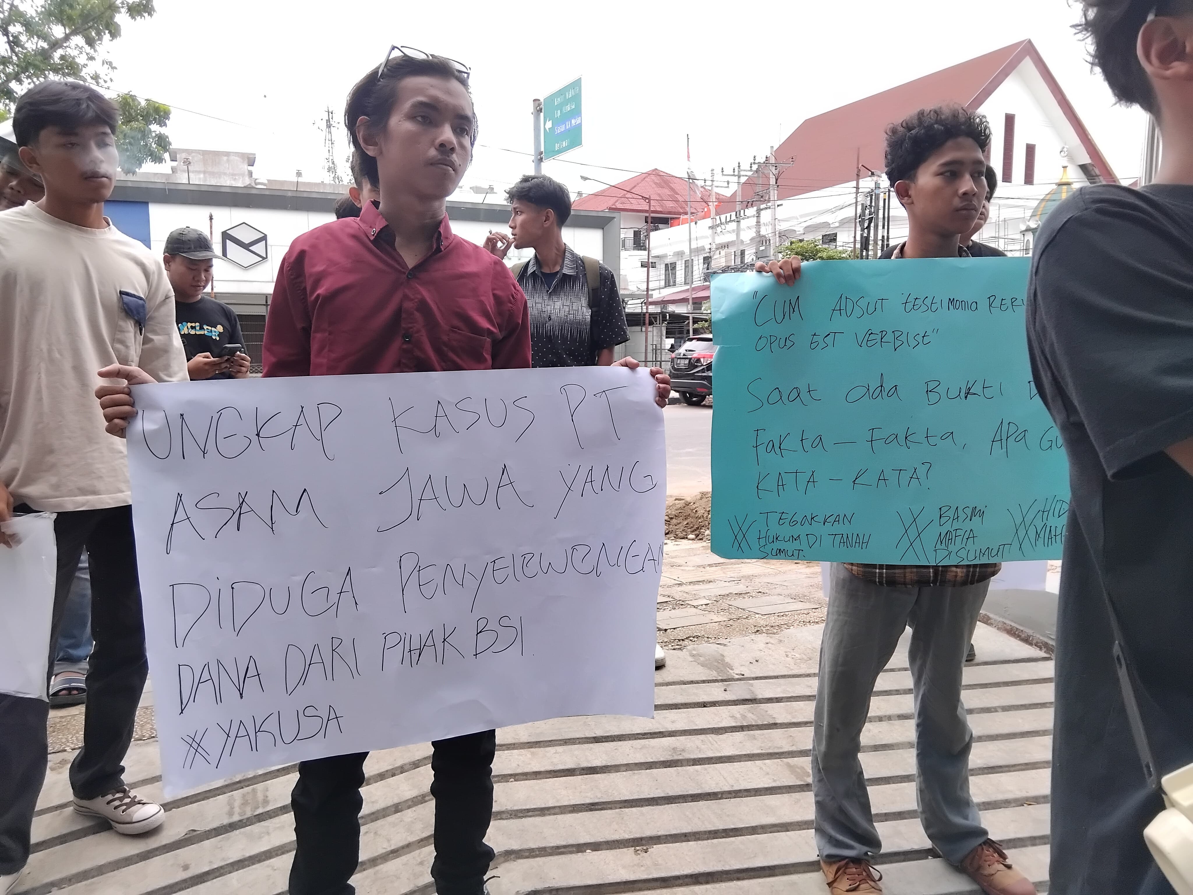 Demo Depan BSI, HMI Sumut Desak Kejatisu Usut Pembiayaan PT Asam Jawa Rp32,4 Miliar