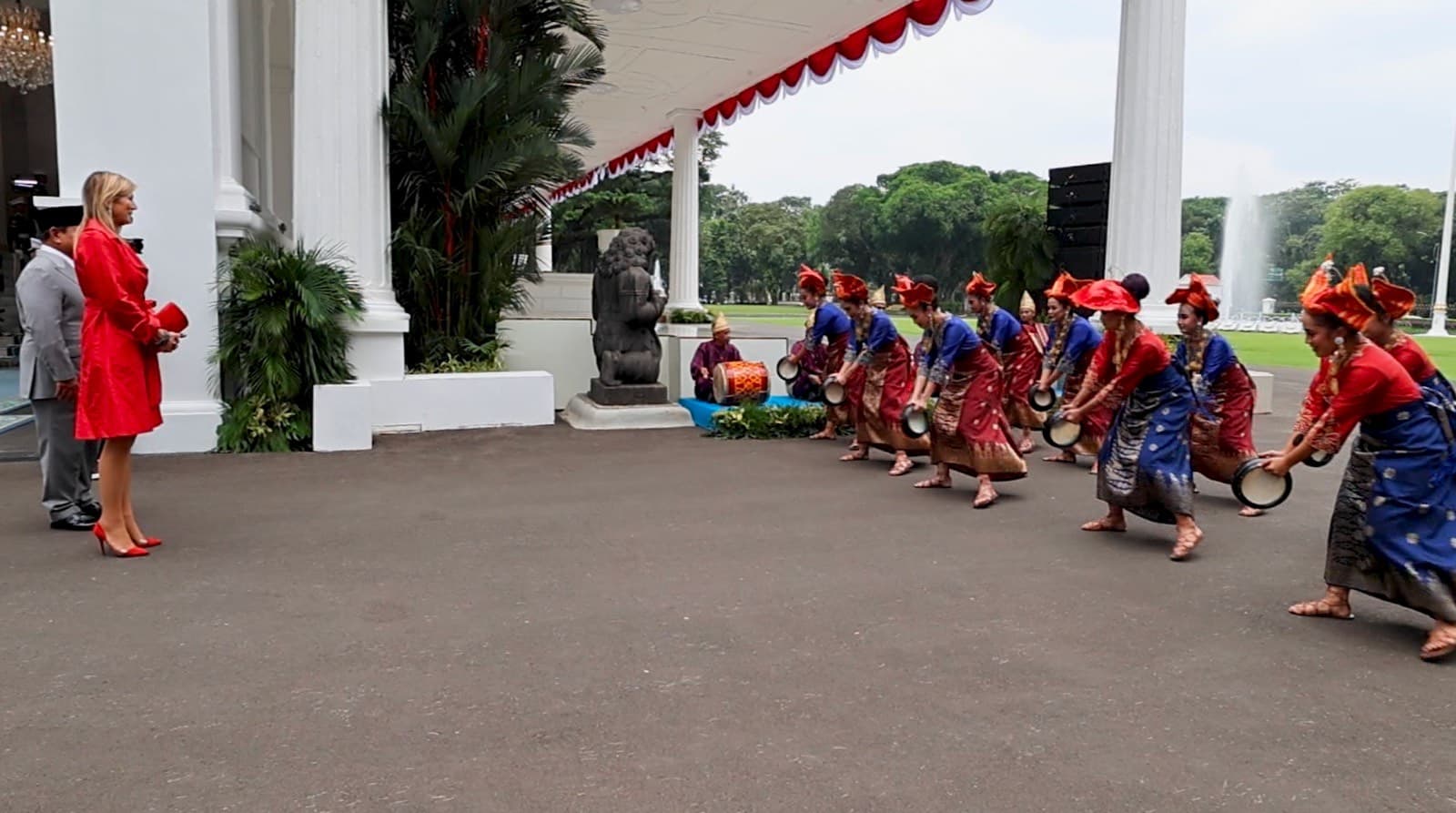 Ratu Maxima Nikmati Tari Indang Saat Bertemu Presiden Prabowo di Istana