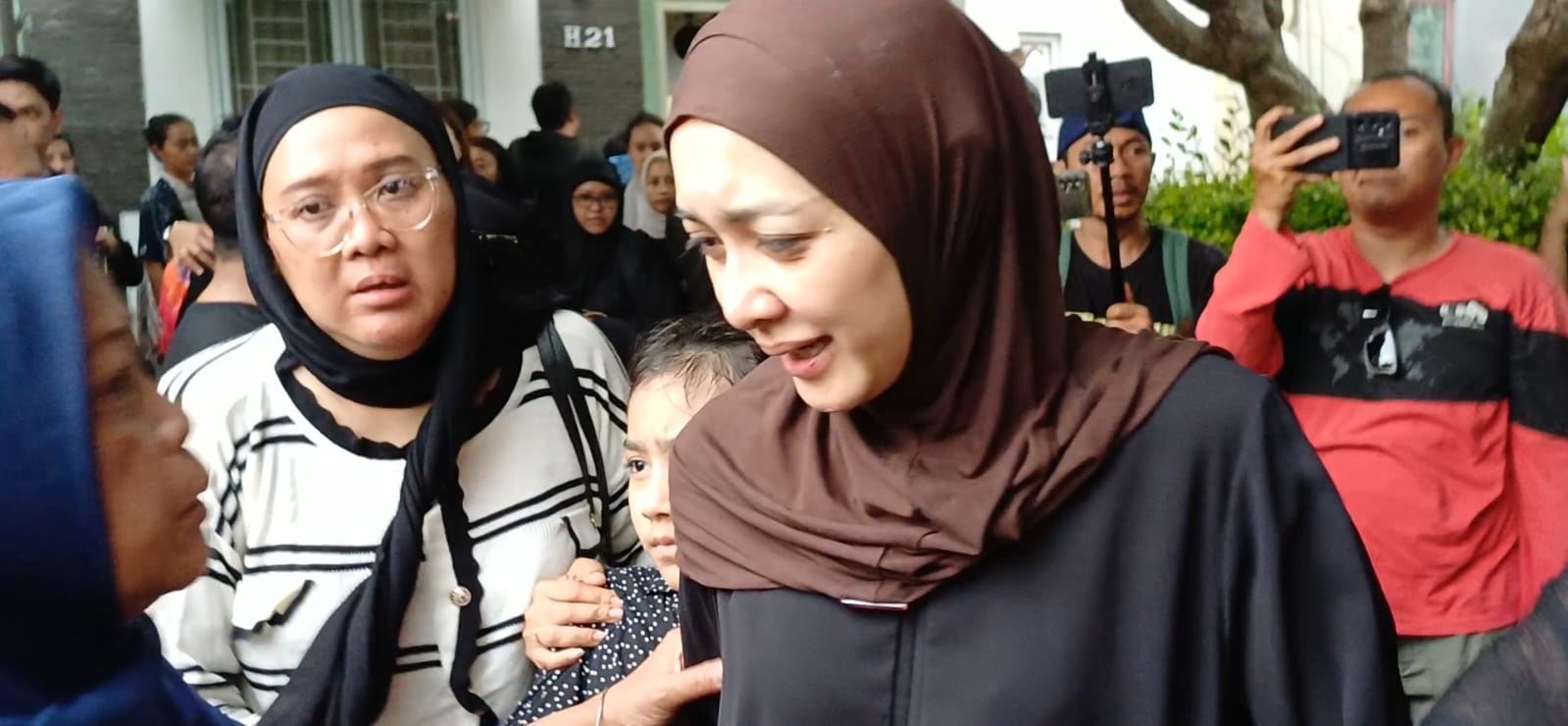 Istri Gary Iskak Lemas Antar Jenazah ke Pemakaman