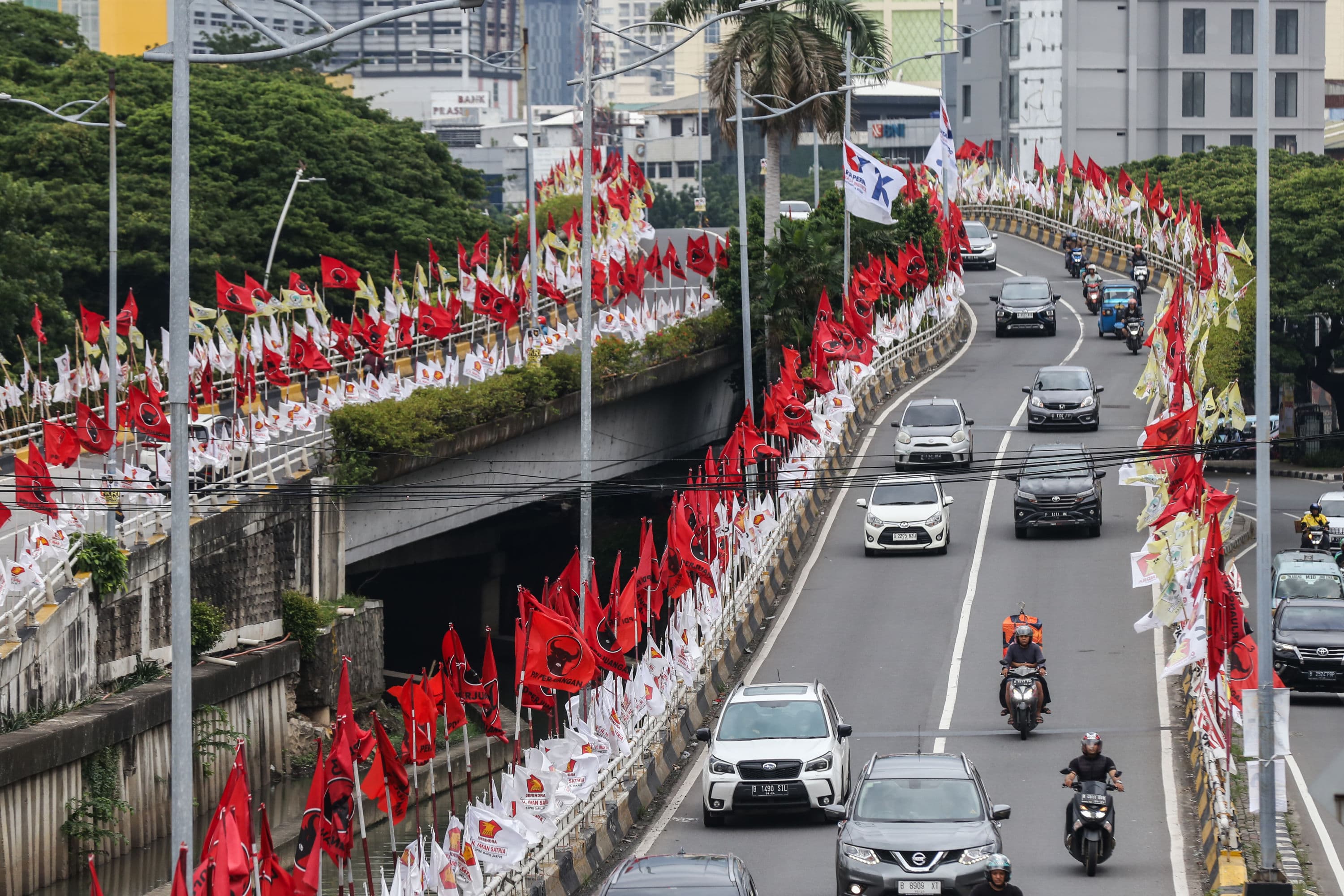 Pramono Gerah Lihat Bendera Parpol Semrawut, Minta Satpol PP Bersih-bersih Kota