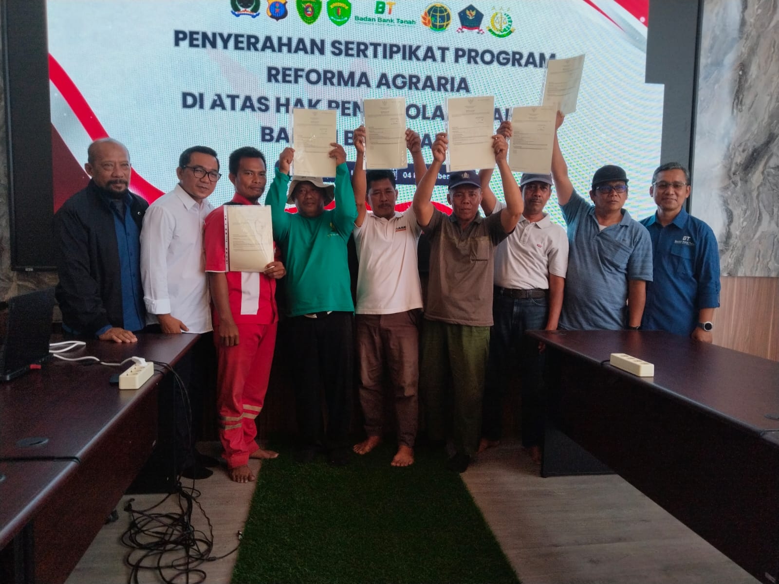 Badan Bank Tanah Serahkan Sertifikat ke Warga Terdampak Proyek Bandara VVIP IKN