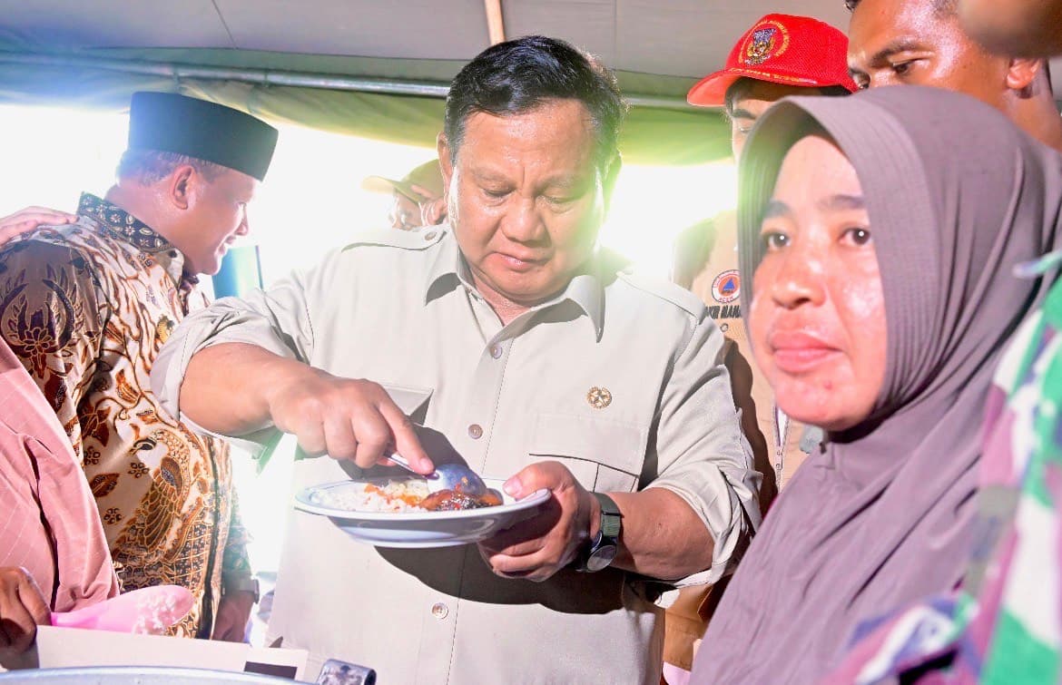 Di Bireuen, Prabowo Cicipi Hidangan Nasi Ikan Tongkol untuk Konsumsi Para Pengungsi