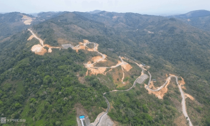 Batu Jatuh dari Truk Proyek Tembus Atap Minibus, Turis Rusia Tewas