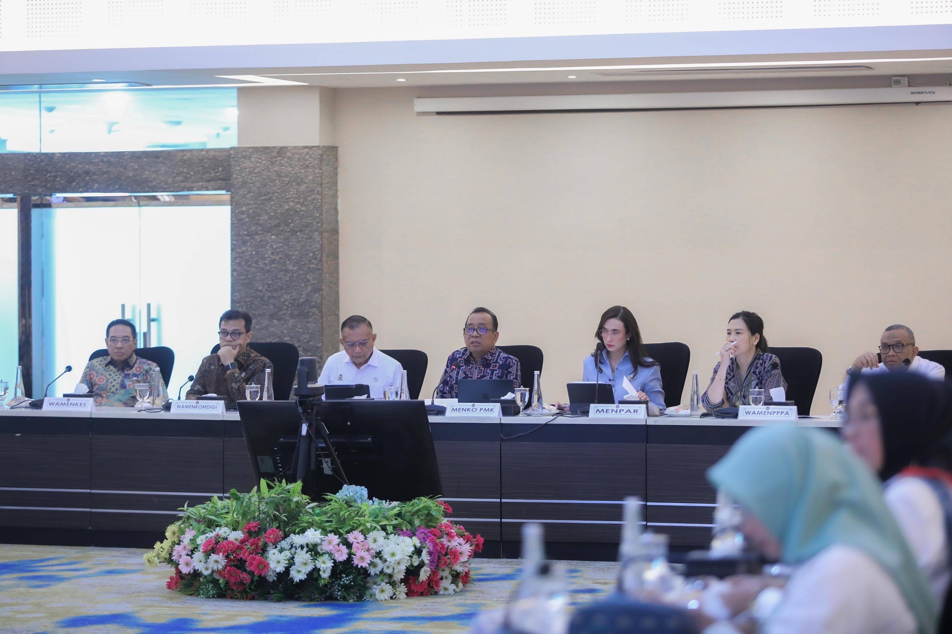 Di Tengah Penanganan Bencana, Pratikno Minta Pelayanan Saat Nataru Tetap Maksimal