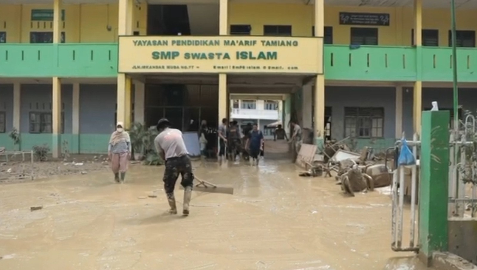 Percepat Pemulihan Pendidikan Pascabencana, Brimob Dikerahkan Bersihkan Lumpur di Sekolah
