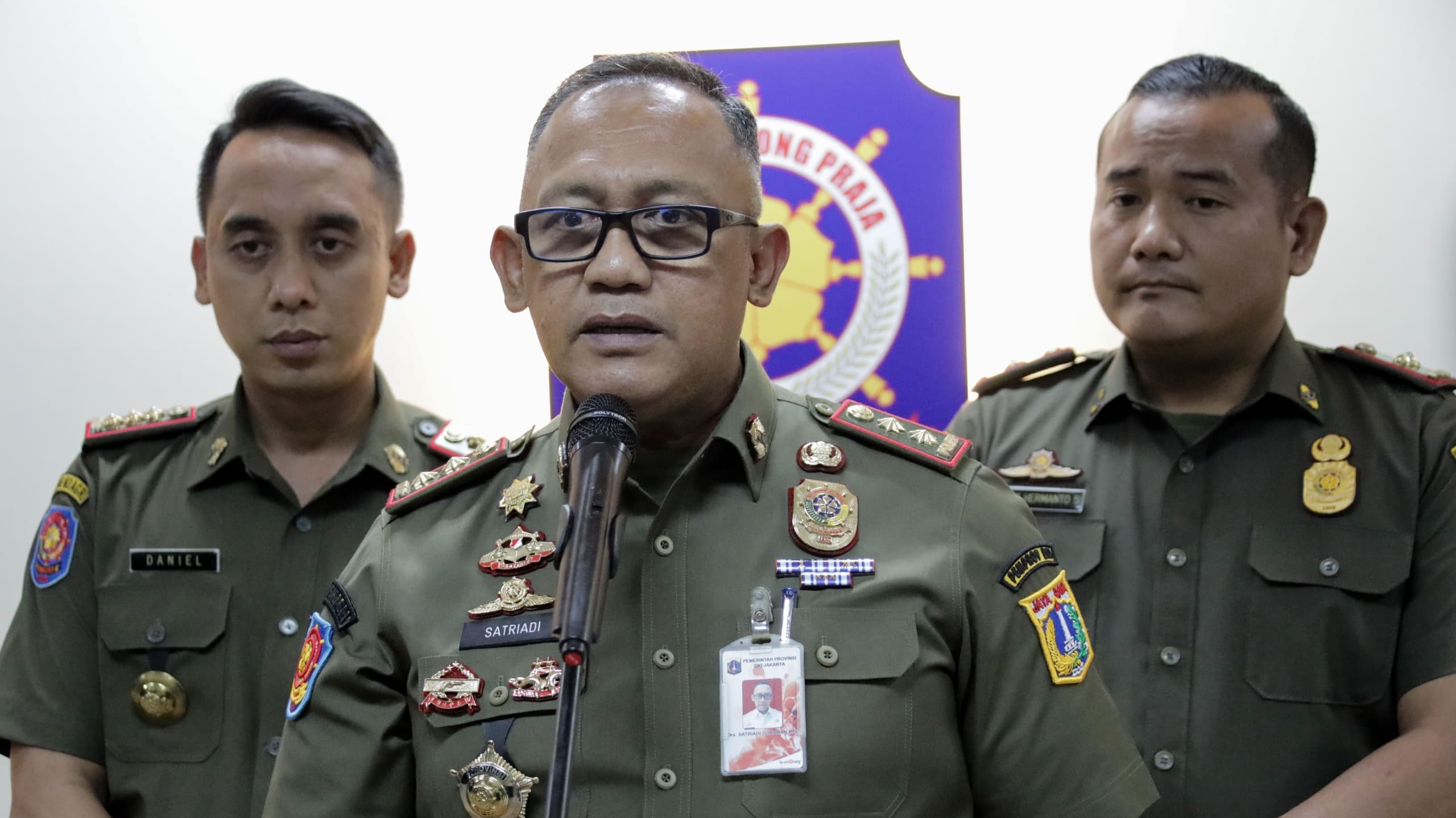 Antisipasi Cuaca Ekstrem, Satpol PP Jakarta Tertibkan 16 Reklame Rawan Roboh