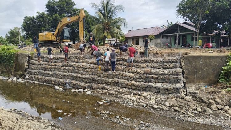 Perkuat Mitigasi Banjir Pemukiman, NHM Peduli Bangun Talud Bronjong di Desa Tahane secara Gotong Royong