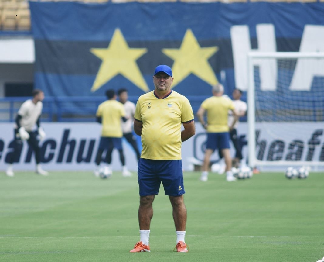 Persib vs Malut United: Bojan Hodak Bersiap untuk Laga dengan Tensi Persaingan Papan Atas