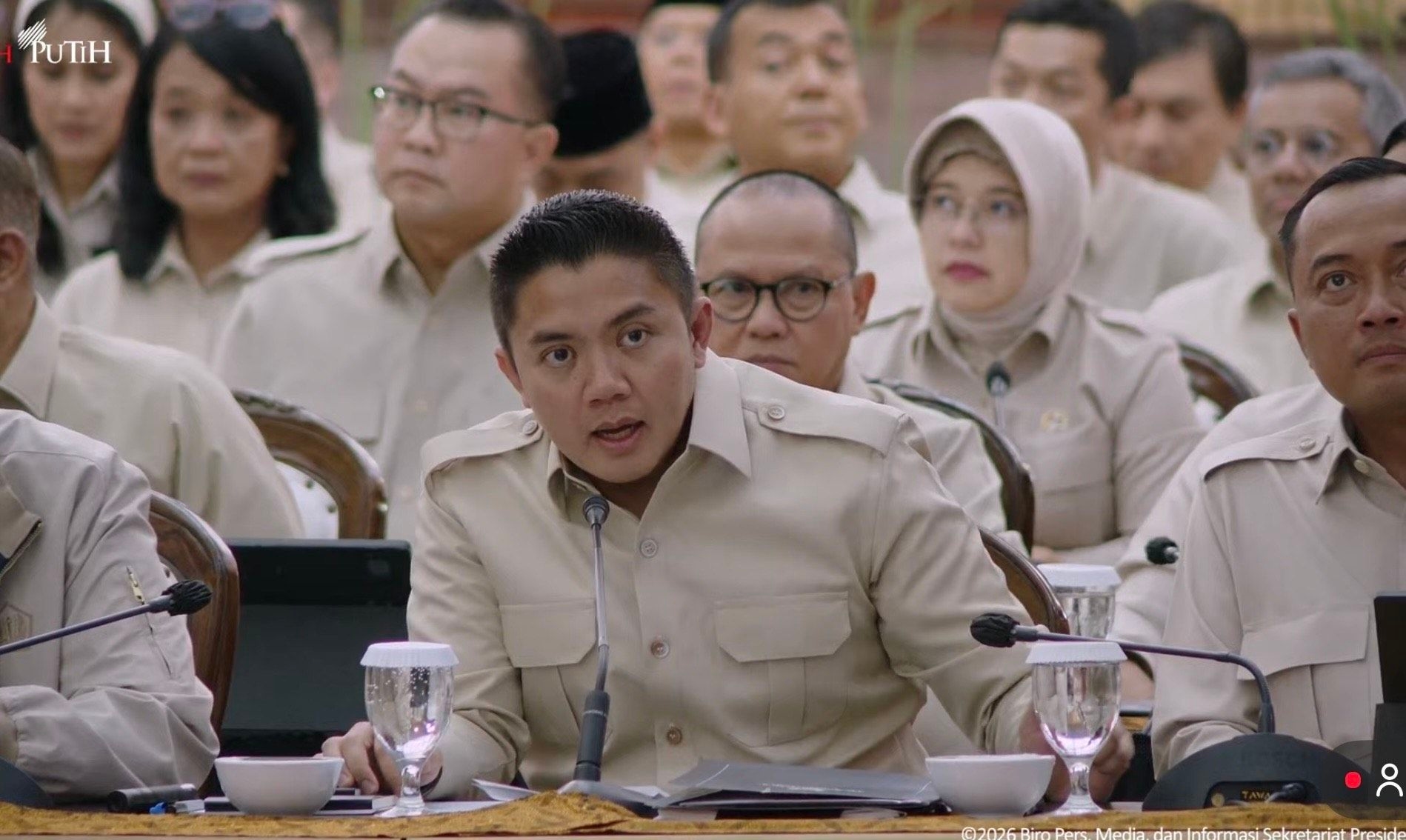 Di Retret Kabinet Merah Putih, Seskab Teddy Pamerkan Kinerja Satgas Jembatan