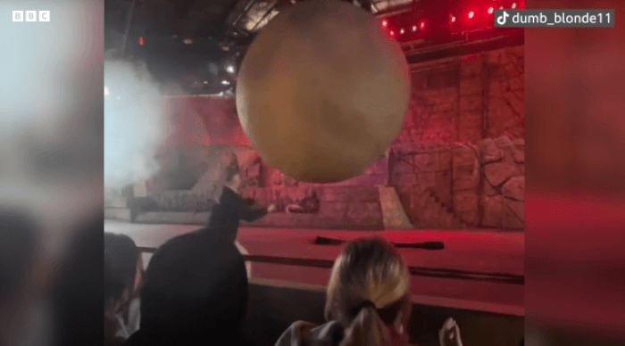 Pegawai Walt Disney Secara Heroik Hentikan Batu Buatan Seberat 180 Kg yang Menuju Penonton