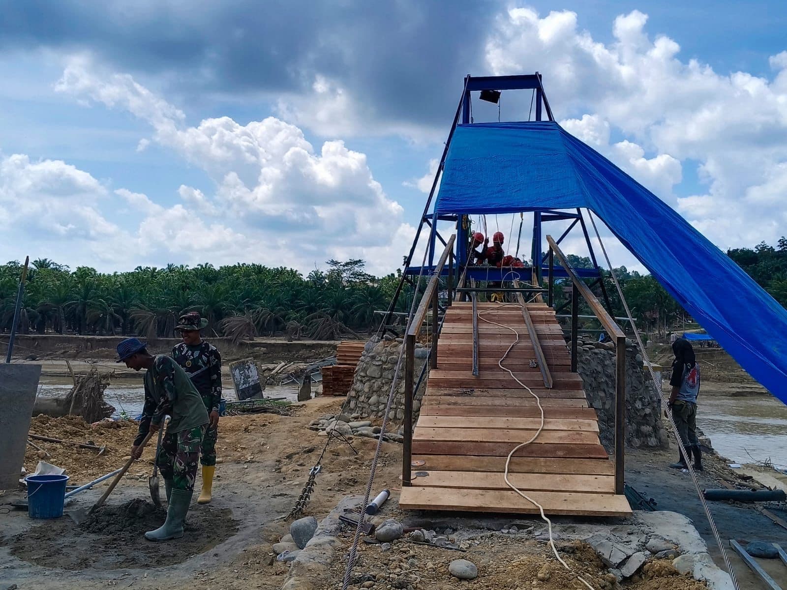 Sempat Terisolasi, Personel TNI Kebut Pembangunan Jembatan Gantung 120 Meter di Desa Lubuk Sidup