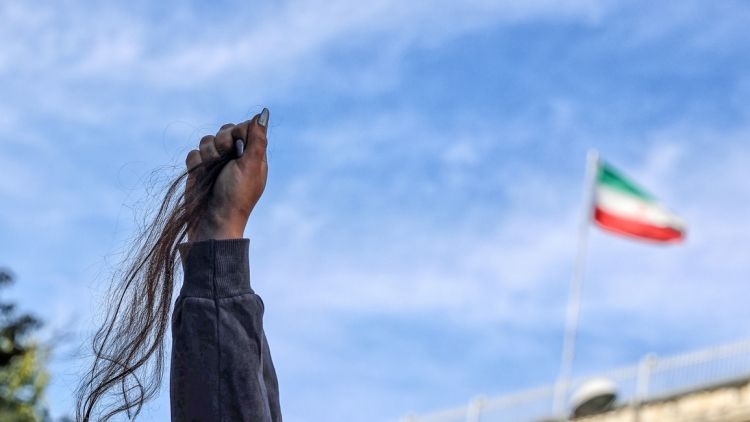 Jejak Perlawanan Perempuan Iran: Dari Mahsa Amini hingga Aksi Jalanan Ekstrem