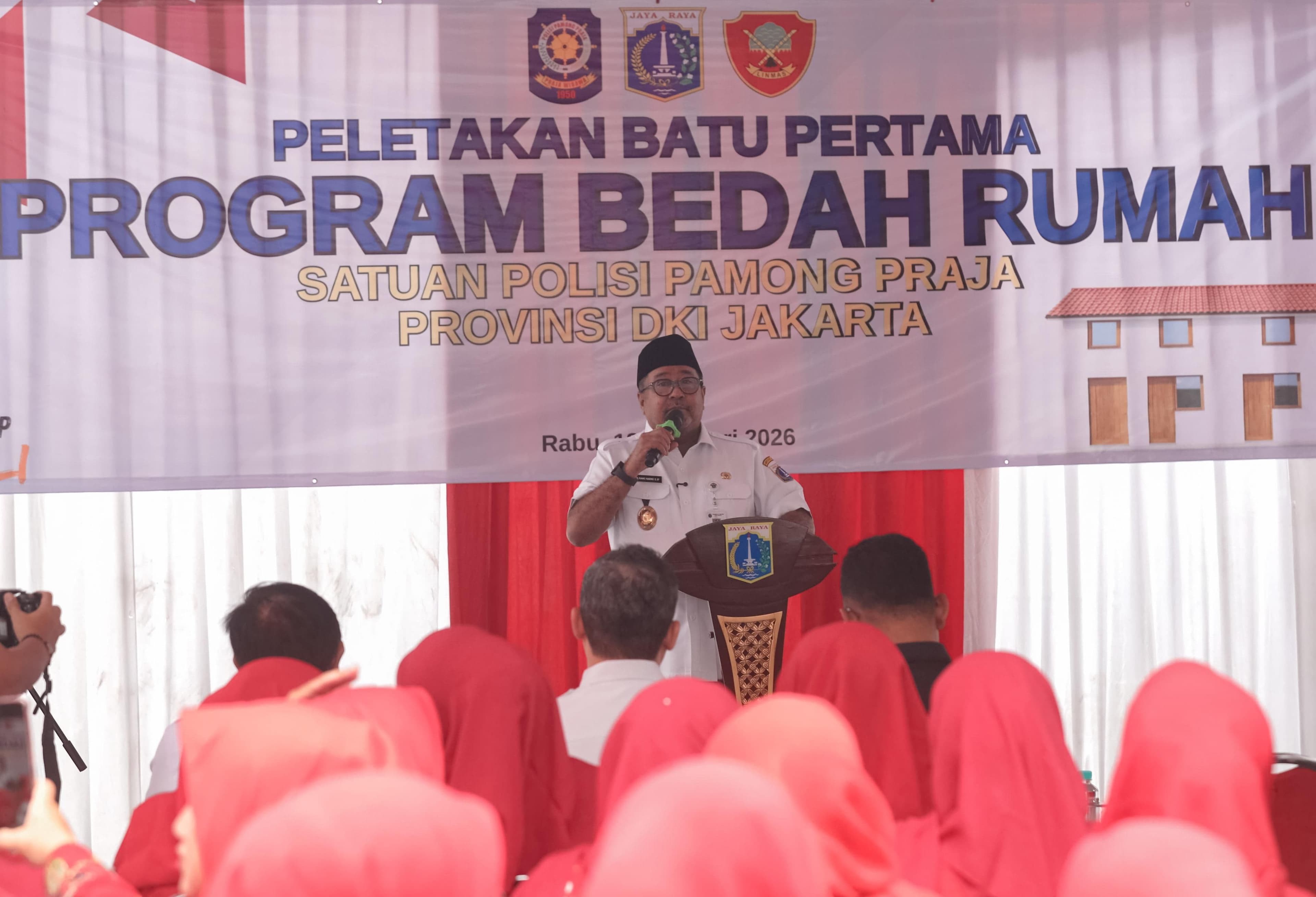 Rano Karno Puji Satpol PP Bedah Rumah Warga Miskin di Jakarta Barat